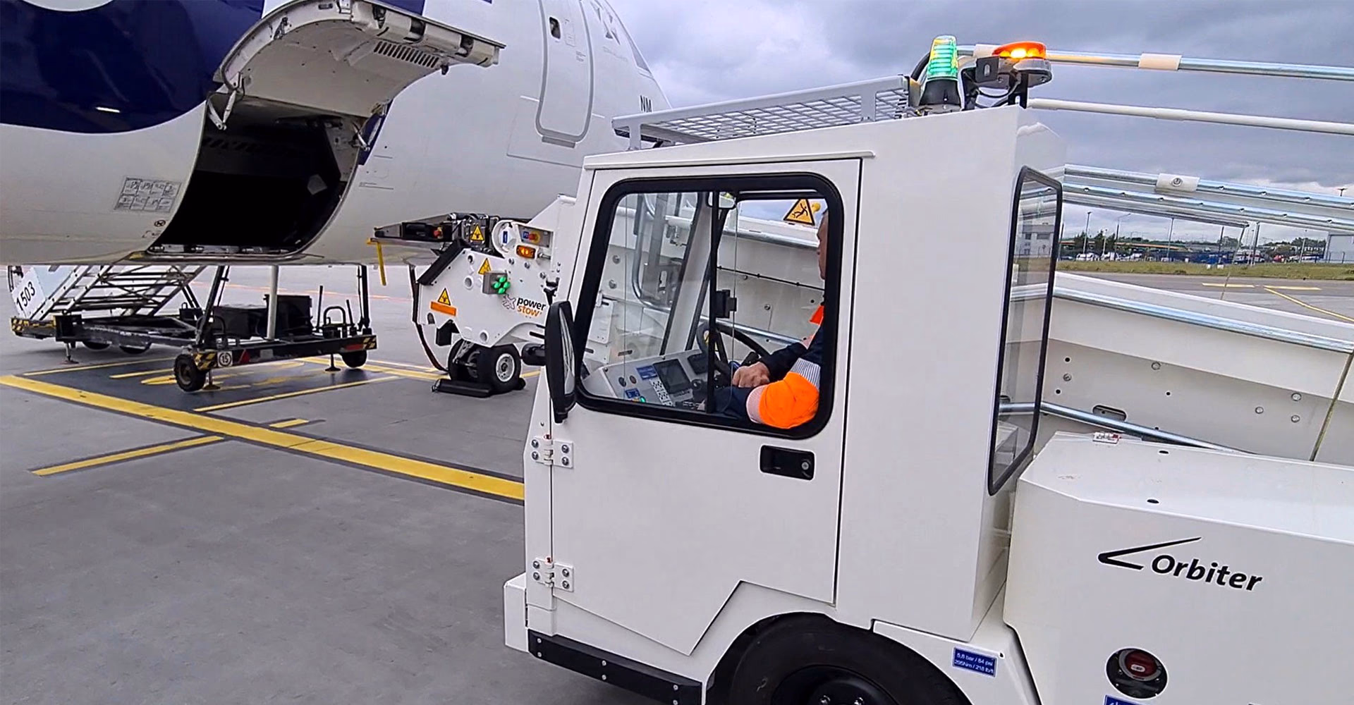 Assisted Docking System vehicle positioning equipment at an aircraft