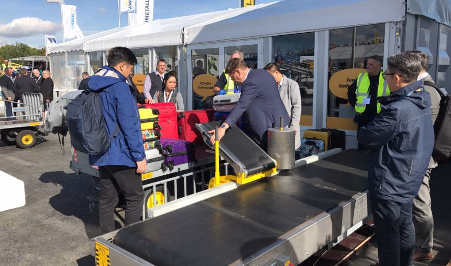 Live demonstration of Power Stow Transfer Belt – efficient conveyor belt system for airport baggage handling